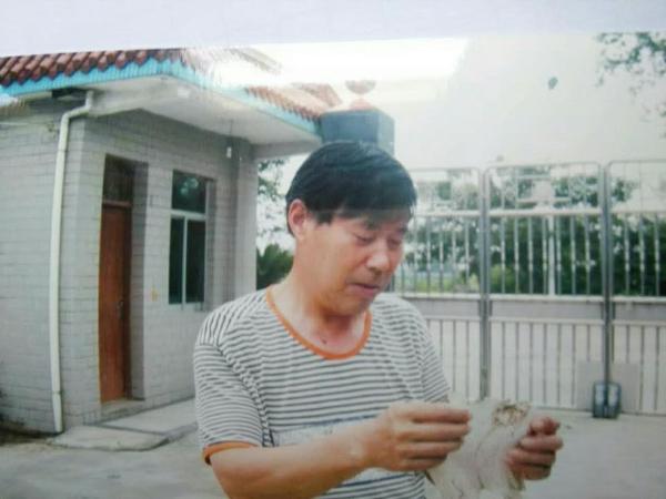 海宁市龙头阁两栖爬行动物研究所所长蒋张林检查蟾衣品质.jpg
